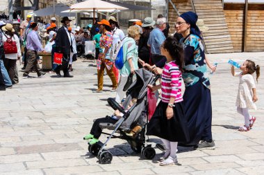 Kudüs İsrail 21 Mayıs 2018 akşam Kudüs'ün eski şehri batı duvarı plaza yürürken bilinmeyenli insan görünümü