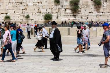 Kudüs İsrail 21 Mayıs 2018 akşam Kudüs'ün eski şehri batı duvarı plaza yürürken bilinmeyenli insan görünümü