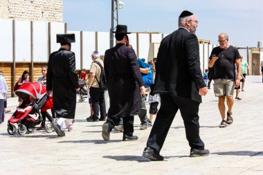 Kudüs İsrail 21 Mayıs 2018 akşam Kudüs'ün eski şehri batı duvarı plaza yürürken bilinmeyenli insan görünümü