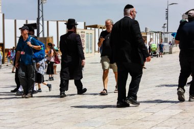 Kudüs İsrail 21 Mayıs 2018 akşam Kudüs'ün eski şehri batı duvarı plaza yürürken bilinmeyenli insan görünümü