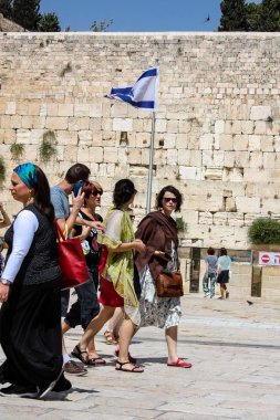 Kudüs İsrail 21 Mayıs 2018 akşam Kudüs'ün eski şehri batı duvarı plaza yürürken bilinmeyenli insan görünümü