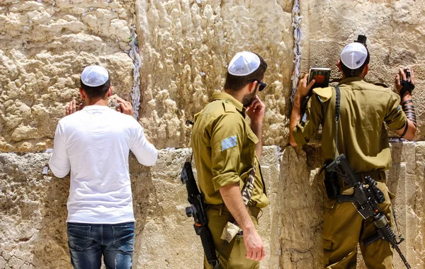 Jerusalén Israel Mayo 2018 Vista Soldados Israelíes Rezando Frente Muro —  Fotos de Stock