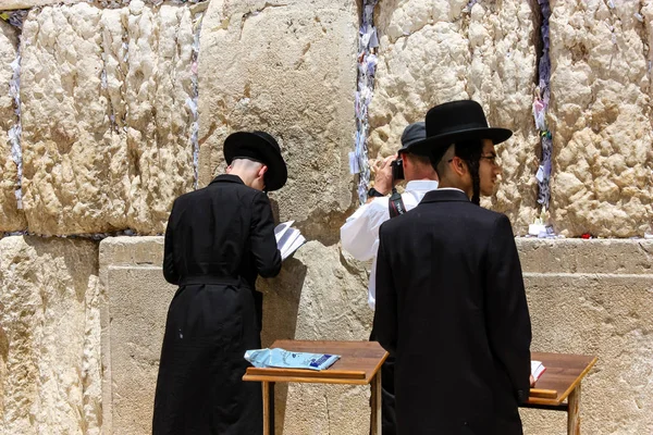 Izrael Jerozolima Maja 2018 Widok Niewiadomych Religijnych Ortodoksów Modlić Przed — Zdjęcie stockowe