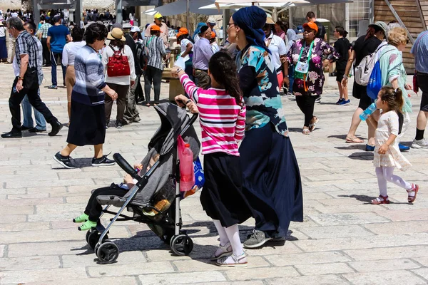 Иерусалим Израиль Май 2018 Вид Неизвестных Людей Идущих Площади Западной — стоковое фото