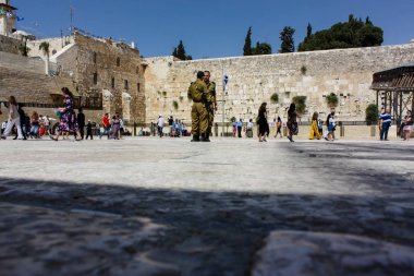 Kudüs İsrail 21 Mayıs 2018 akşam Kudüs'ün eski şehri batı duvarı plaza yürürken bilinmeyenli insan görünümü