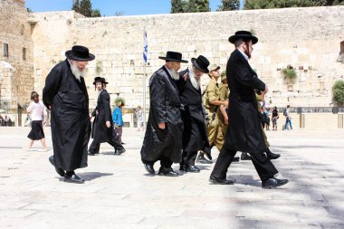 Kudüs İsrail 21 Mayıs 2018 akşam Kudüs'ün eski şehri batı duvarı plaza yürürken bilinmeyenli insan görünümü