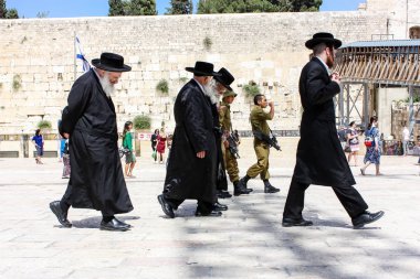 Kudüs İsrail 21 Mayıs 2018 akşam Kudüs'ün eski şehri batı duvarı plaza yürürken bilinmeyenli insan görünümü