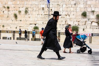 Kudüs İsrail 21 Mayıs 2018 akşam Kudüs'ün eski şehri batı duvarı plaza yürürken bilinmeyenli insan görünümü