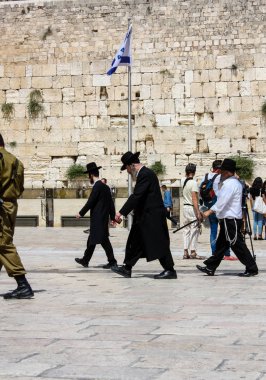 Kudüs İsrail 21 Mayıs 2018 akşam Kudüs'ün eski şehri batı duvarı plaza yürürken bilinmeyenli insan görünümü