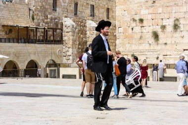 Kudüs İsrail 21 Mayıs 2018 akşam Kudüs'ün eski şehri batı duvarı plaza yürürken bilinmeyenli insan görünümü