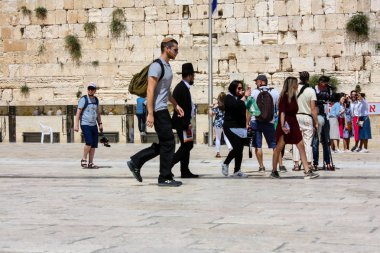 Kudüs İsrail 21 Mayıs 2018 akşam Kudüs'ün eski şehri batı duvarı plaza yürürken bilinmeyenli insan görünümü