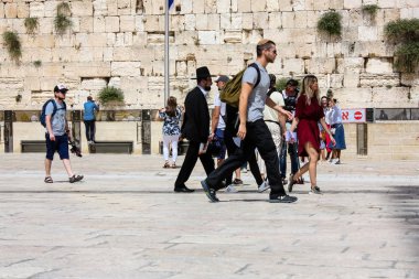 Kudüs İsrail 21 Mayıs 2018 akşam Kudüs'ün eski şehri batı duvarı plaza yürürken bilinmeyenli insan görünümü