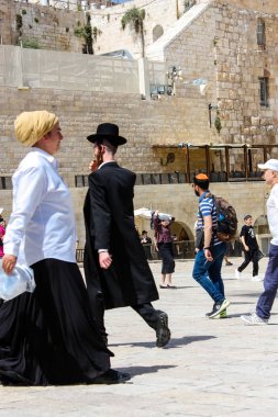 Kudüs İsrail 21 Mayıs 2018 akşam Kudüs'ün eski şehri batı duvarı plaza yürürken bilinmeyenli insan görünümü