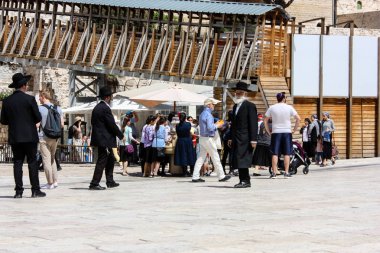 Kudüs İsrail 21 Mayıs 2018 akşam Kudüs'ün eski şehri batı duvarı plaza yürürken bilinmeyenli insan görünümü
