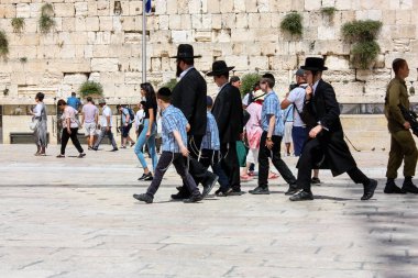 Kudüs İsrail 21 Mayıs 2018 akşam Kudüs'ün eski şehri batı duvarı plaza yürürken bilinmeyenli insan görünümü