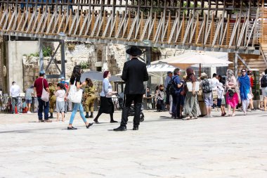 Kudüs İsrail 21 Mayıs 2018 akşam Kudüs'ün eski şehri batı duvarı plaza yürürken bilinmeyenli insan görünümü