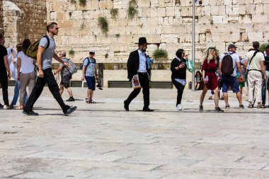 Kudüs İsrail 21 Mayıs 2018 akşam Kudüs'ün eski şehri batı duvarı plaza yürürken bilinmeyenli insan görünümü