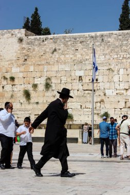 Kudüs İsrail 21 Mayıs 2018 akşam Kudüs'ün eski şehri batı duvarı plaza yürürken bilinmeyenli insan görünümü