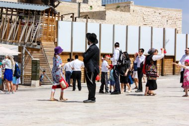 Kudüs İsrail 21 Mayıs 2018 akşam Kudüs'ün eski şehri batı duvarı plaza yürürken bilinmeyenli insan görünümü