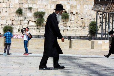 Kudüs İsrail 21 Mayıs 2018 akşam Kudüs'ün eski şehri batı duvarı plaza yürürken bilinmeyenli insan görünümü