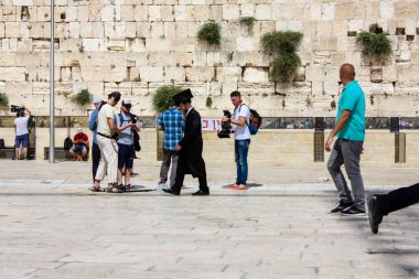 Kudüs İsrail 21 Mayıs 2018 akşam Kudüs'ün eski şehri batı duvarı plaza yürürken bilinmeyenli insan görünümü