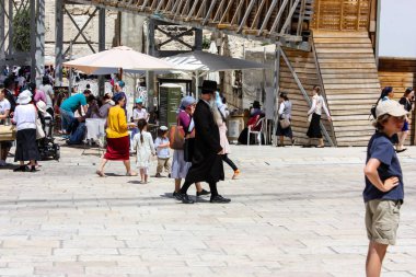 Kudüs İsrail 21 Mayıs 2018 akşam Kudüs'ün eski şehri batı duvarı plaza yürürken bilinmeyenli insan görünümü