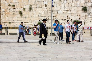 Kudüs İsrail 21 Mayıs 2018 akşam Kudüs'ün eski şehri batı duvarı plaza yürürken bilinmeyenli insan görünümü