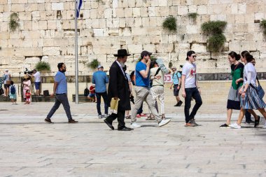 Kudüs İsrail 21 Mayıs 2018 akşam Kudüs'ün eski şehri batı duvarı plaza yürürken bilinmeyenli insan görünümü