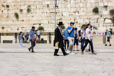 Kudüs İsrail 21 Mayıs 2018 akşam Kudüs'ün eski şehri batı duvarı plaza yürürken bilinmeyenli insan görünümü