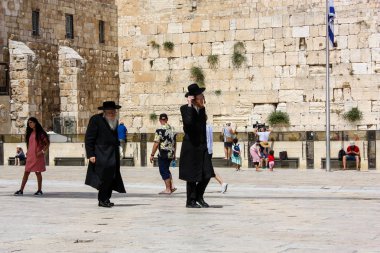 Kudüs İsrail 21 Mayıs 2018 akşam Kudüs'ün eski şehri batı duvarı plaza yürürken bilinmeyenli insan görünümü