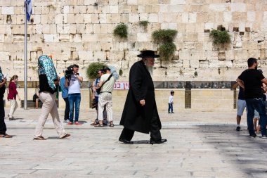 Kudüs İsrail 21 Mayıs 2018 akşam Kudüs'ün eski şehri batı duvarı plaza yürürken bilinmeyenli insan görünümü