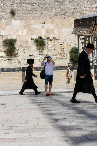 エルサレム イスラエル 2018 日夕方にはエルサレムの旧市街の西部の壁の広場を歩く未知の人のビュー — ストック写真