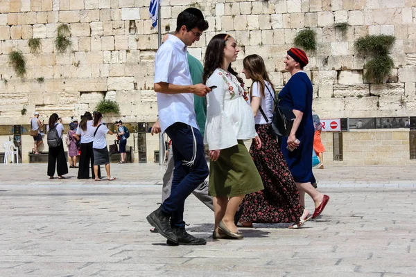 Izrael Jerozolima Maja 2018 Widok Ludzi Niewiadomych Chodzenie Zachodniej Ścianie — Zdjęcie stockowe