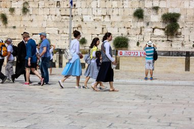 Kudüs İsrail 21 Mayıs 2018 akşam Kudüs'ün eski şehri batı duvarı plaza yürürken bilinmeyenli insan görünümü