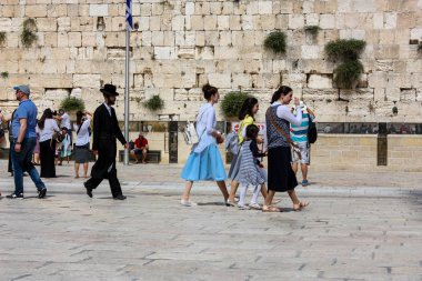 Kudüs İsrail 21 Mayıs 2018 akşam Kudüs'ün eski şehri batı duvarı plaza yürürken bilinmeyenli insan görünümü