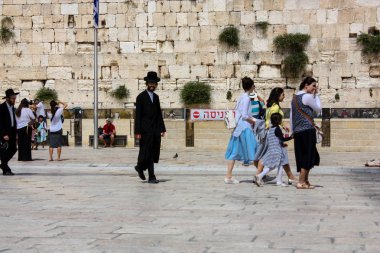 Kudüs İsrail 21 Mayıs 2018 akşam Kudüs'ün eski şehri batı duvarı plaza yürürken bilinmeyenli insan görünümü