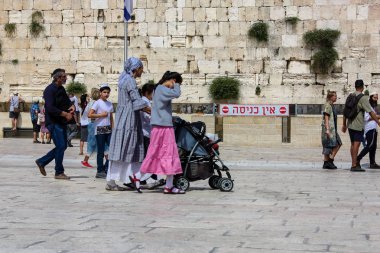 Kudüs İsrail 21 Mayıs 2018 akşam Kudüs'ün eski şehri batı duvarı plaza yürürken bilinmeyenli insan görünümü