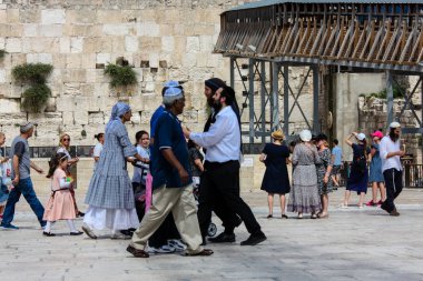 Kudüs İsrail 21 Mayıs 2018 akşam Kudüs'ün eski şehri batı duvarı plaza yürürken bilinmeyenli insan görünümü
