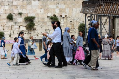 Kudüs İsrail 21 Mayıs 2018 akşam Kudüs'ün eski şehri batı duvarı plaza yürürken bilinmeyenli insan görünümü