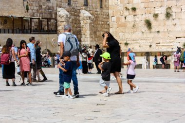 Kudüs İsrail 21 Mayıs 2018 akşam Kudüs'ün eski şehri batı duvarı plaza yürürken bilinmeyenli insan görünümü