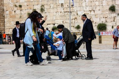 Kudüs İsrail 21 Mayıs 2018 akşam Kudüs'ün eski şehri batı duvarı plaza yürürken bilinmeyenli insan görünümü