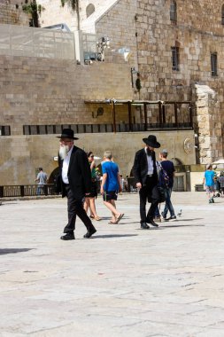 Kudüs İsrail 21 Mayıs 2018 akşam Kudüs'ün eski şehri batı duvarı plaza yürürken bilinmeyenli insan görünümü