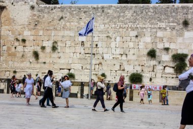 Kudüs İsrail 21 Mayıs 2018 akşam Kudüs'ün eski şehri batı duvarı plaza yürürken bilinmeyenli insan görünümü