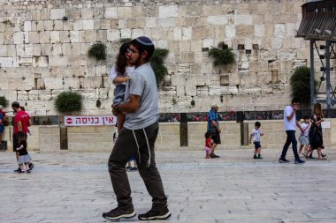 Kudüs İsrail 21 Mayıs 2018 akşam Kudüs'ün eski şehri batı duvarı plaza yürürken bilinmeyenli insan görünümü