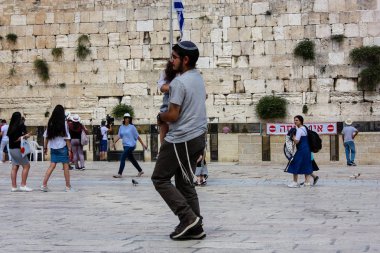 Kudüs İsrail 21 Mayıs 2018 akşam Kudüs'ün eski şehri batı duvarı plaza yürürken bilinmeyenli insan görünümü