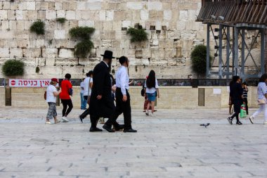 Kudüs İsrail 21 Mayıs 2018 akşam Kudüs'ün eski şehri batı duvarı plaza yürürken bilinmeyenli insan görünümü