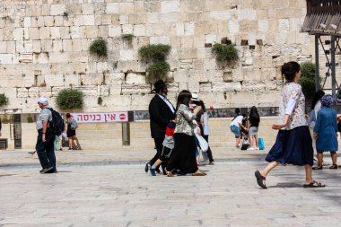 Kudüs İsrail 21 Mayıs 2018 akşam Kudüs'ün eski şehri batı duvarı plaza yürürken bilinmeyenli insan görünümü