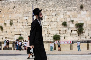 Kudüs İsrail 21 Mayıs 2018 akşam Kudüs'ün eski şehri batı duvarı plaza yürürken bilinmeyenli insan görünümü