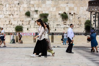 Kudüs İsrail 21 Mayıs 2018 akşam Kudüs'ün eski şehri batı duvarı plaza yürürken bilinmeyenli insan görünümü