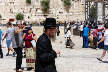 Kudüs İsrail 21 Mayıs 2018 akşam Kudüs'ün eski şehri batı duvarı plaza yürürken bilinmeyenli insan görünümü